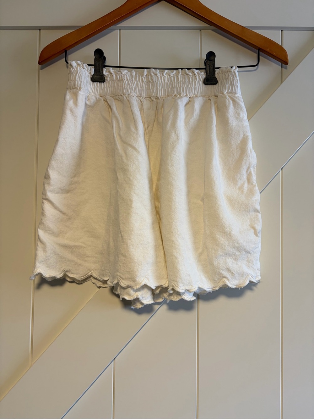 Elastic Waist White Scalloped Hem Skort